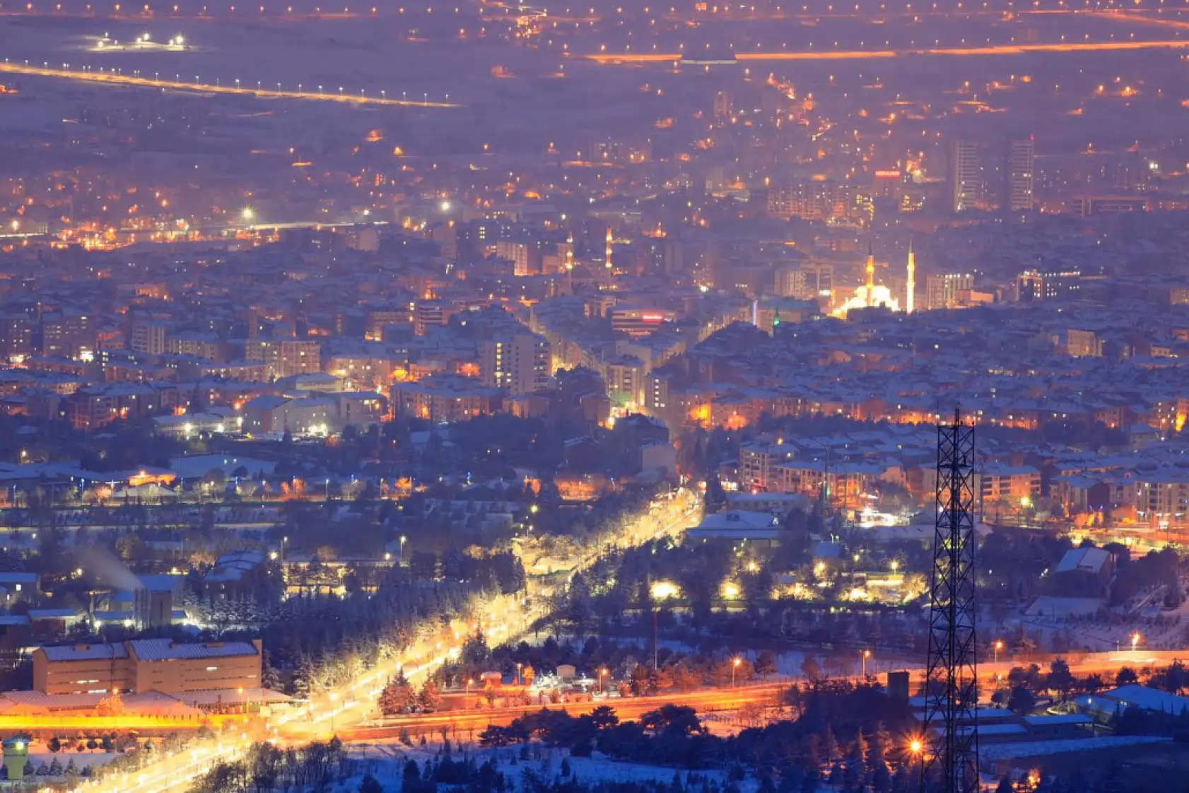 Karla kaplanan Harput'ta gece ışıkları ile görsel şölen