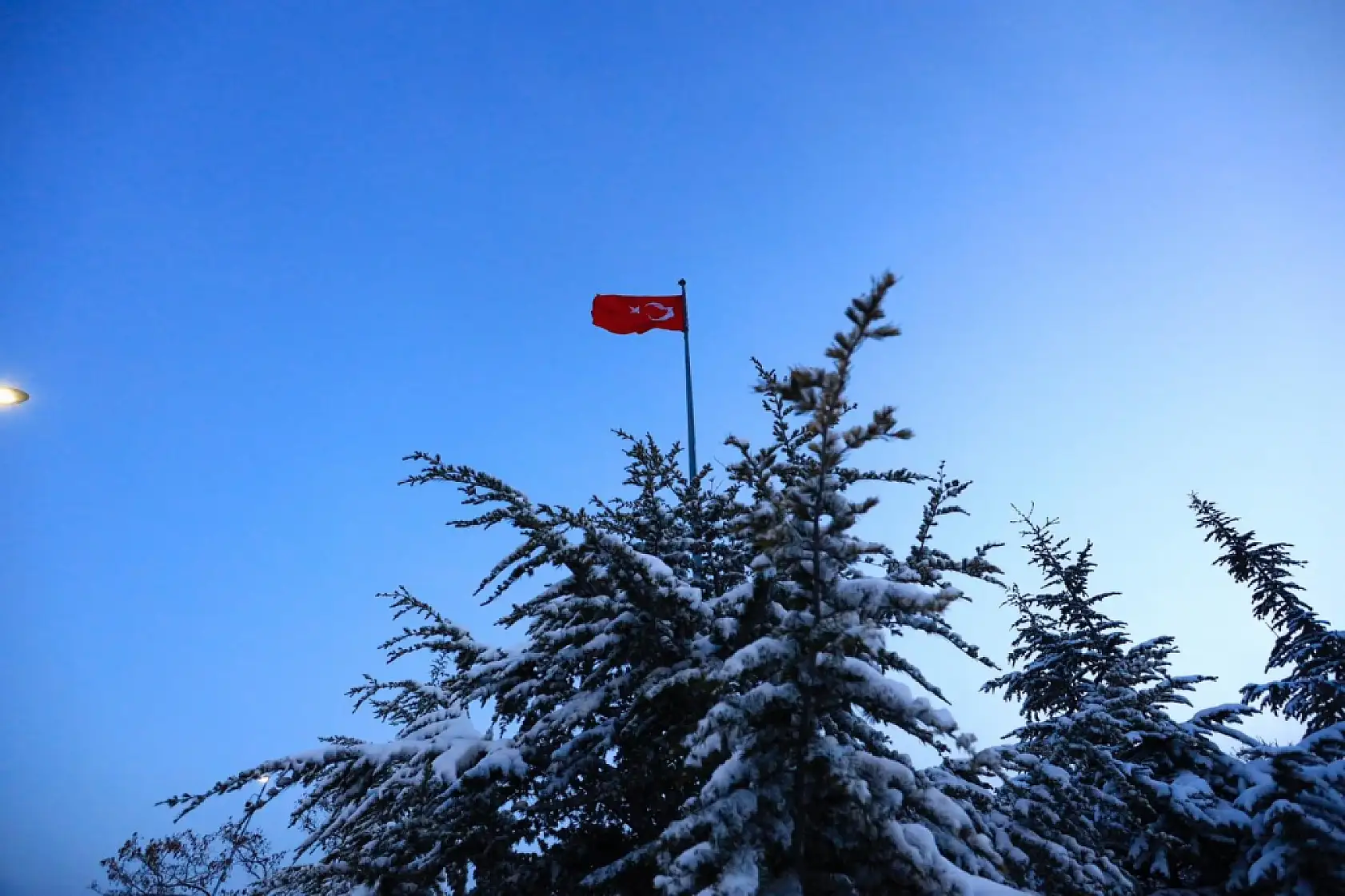 Karla kaplanan Harput'ta gece ışıkları ile görsel şölen