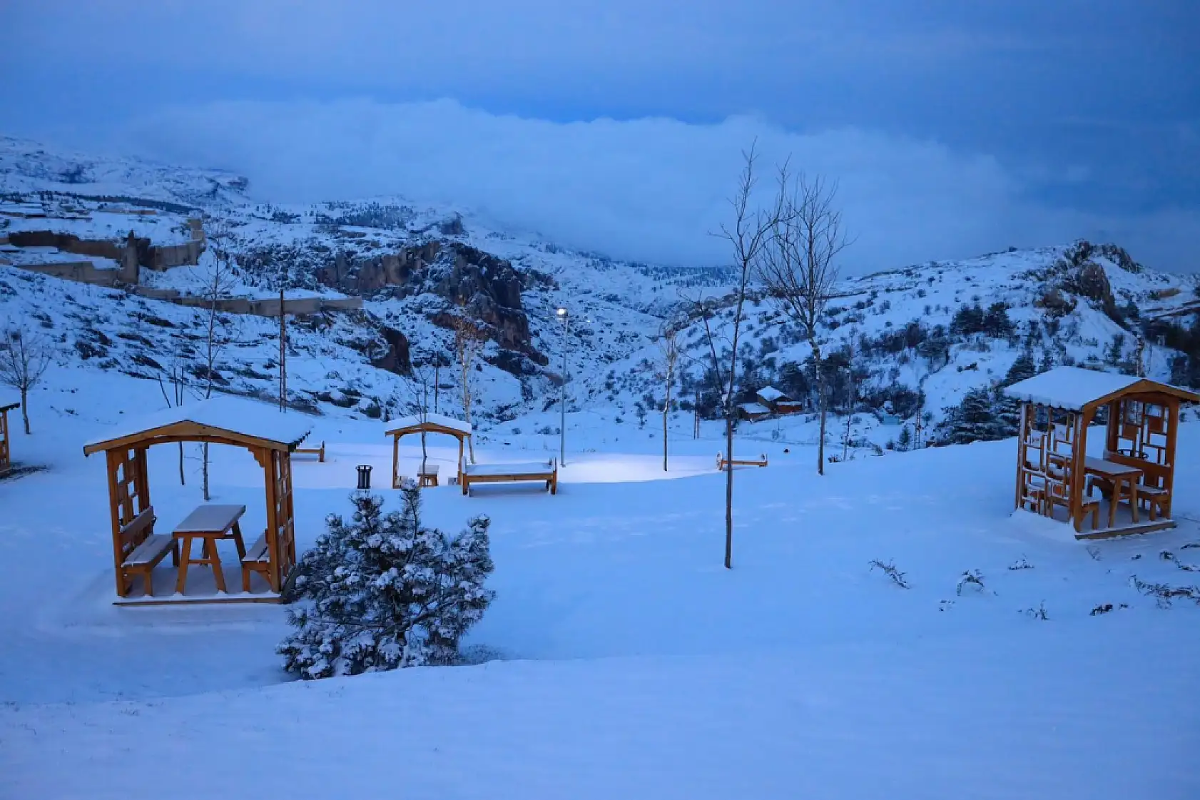 Karla kaplanan Harput'ta gece ışıkları ile görsel şölen