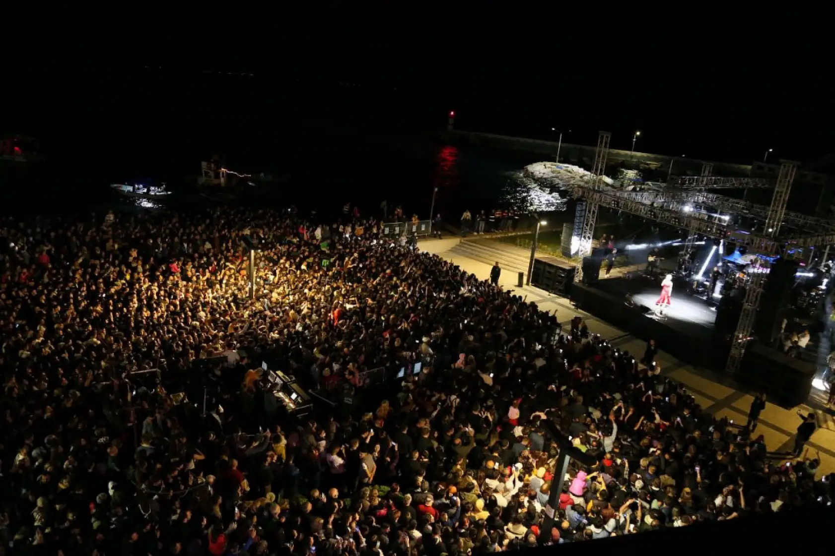 İrem Derici Edremit'te sahne aldı