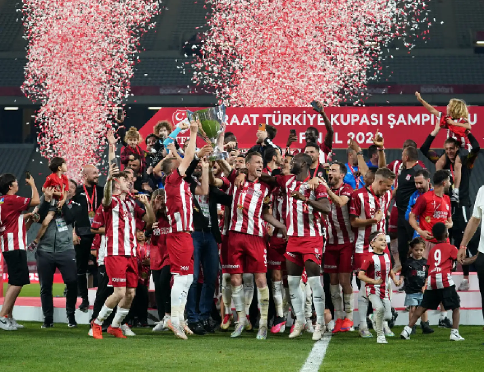 Sivasspor kupasını aldı