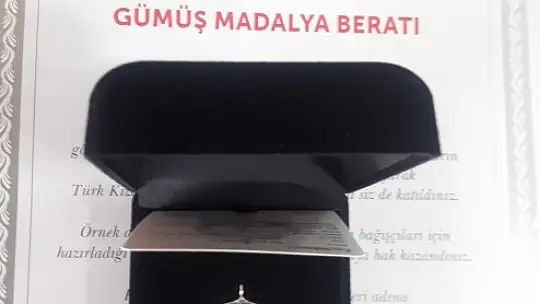 Ayvalık Kızılay'dan kan bağışçısı Ekinak'a gümüş madalya