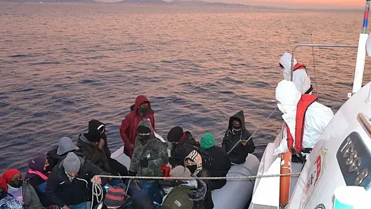Ayvalık'ta 26 düzensiz göçmen kurtarıldı