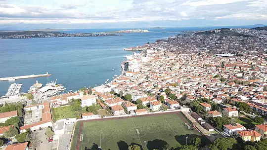 Ayvalık'ta liderlik hedefi ilçeyi bayraklarla donattırdı