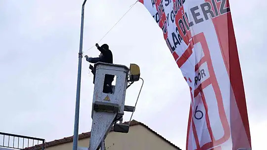 Ayvalık'ta liderlik hedefi ilçeyi bayraklarla donattırdı