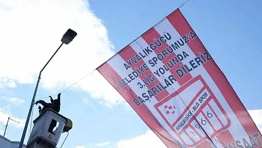 Ayvalık'ta liderlik hedefi ilçeyi bayraklarla donattırdı