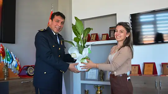 Ayvalıklı gazetecilerden Emniyet Müdürlüğü'ne çiçekli jest