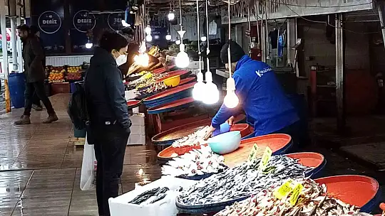 Balık tezgahları buz kesti