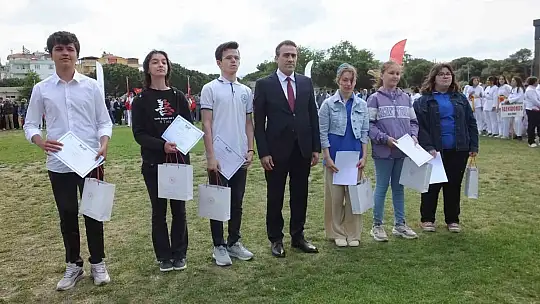 Balıkesir'de 19 Mayıs törenlerinde protokol tribününe çıkan köpek ilginç görüntüler oluşturdu
