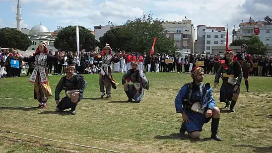 Balıkesir'de 19 Mayıs törenlerinde protokol tribününe çıkan köpek ilginç görüntüler oluşturdu