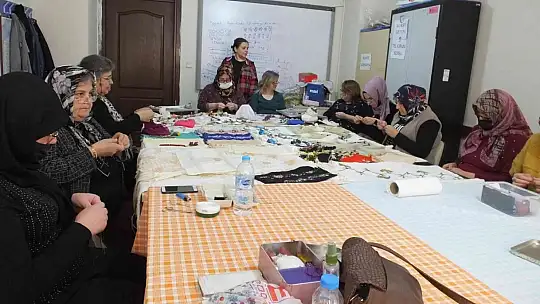Balıkesirli kadınlar çocukları ve torunlarına çeyiz için bir araya geldi