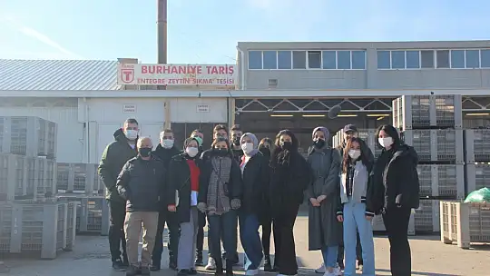Burhaniye'de üniversiteli gençlerden zeytinyağı fabrikasına teknik gezi