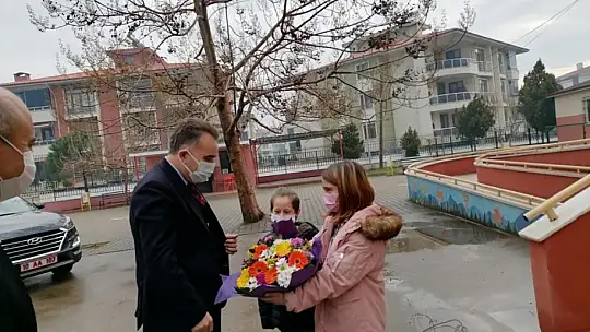Edremit'te öğrencilere karnelerini Edremit Kaymakamı Ahmet Odabaş verdi