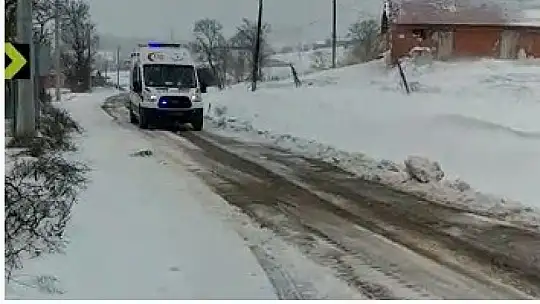 Felç geçiren hastayı iş makinesiyle yolu açarak hastaneye yetiştirdiler