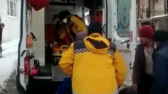 Felç geçiren hastayı iş makinesiyle yolu açarak hastaneye yetiştirdiler
