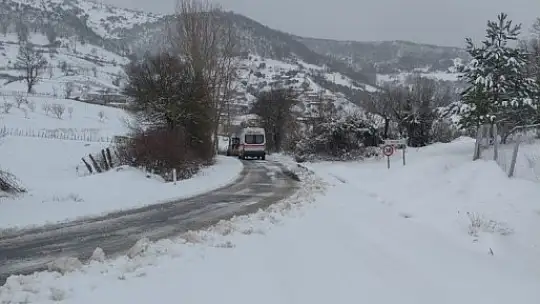 Felç geçiren hastayı iş makinesiyle yolu açarak hastaneye yetiştirdiler