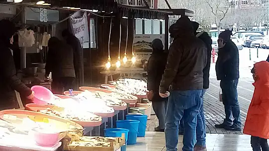 Fırtına balık tezgahlarına esti, fiyatlar yükseldi
