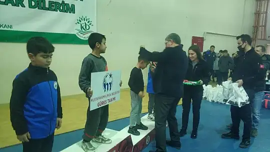 Minik güreşçiler kıran kırana güreşti