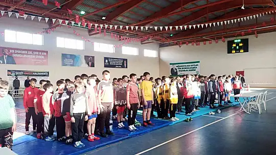 Minik güreşçiler kıran kırana güreşti