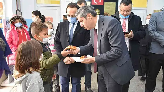 Müdür Tatlı İvrindi'de öğretmen ve öğrencilerle buluştu