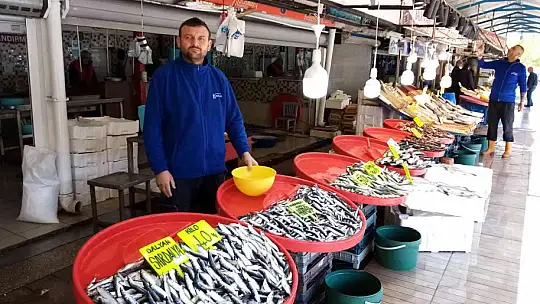 Sezonun son balıkları tezgahlarda