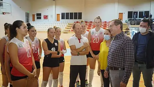 Voleybolda Ayvalıkgücü lige damgasını vurdu