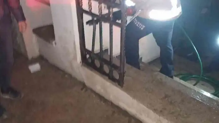 Erdek'te kapı demirine sıkışan köpeğin imdadına itfaiye yetişti