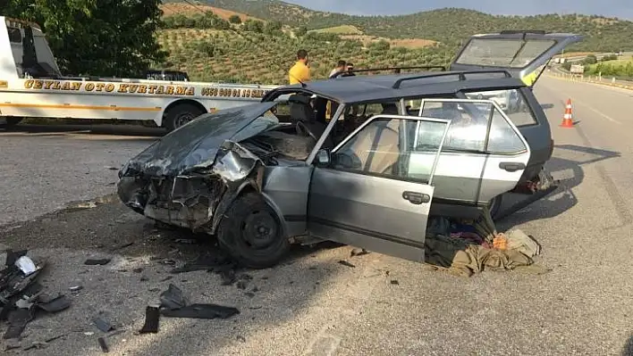 Manisa'da tır ile otomobil çarpıştı: 2 yaralı
