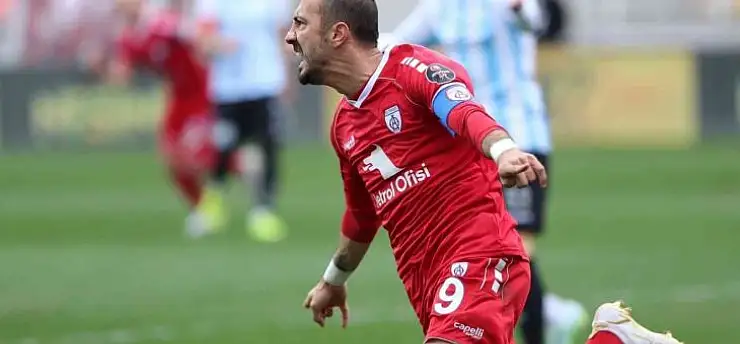 Altınordu'da Ahmet İlhan Özek'in sözleşmesi uzatıldı